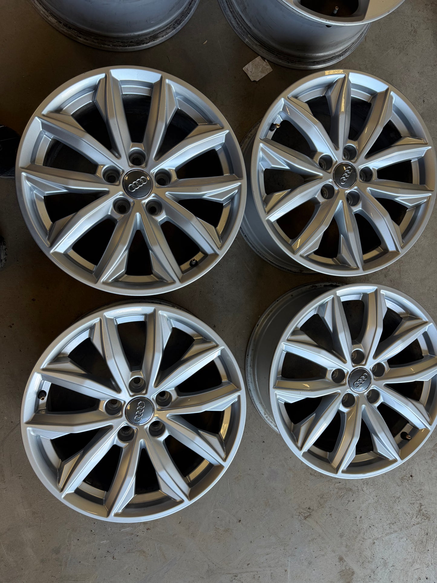 4 mags audi 17 pouces 5x112 a l état neuf