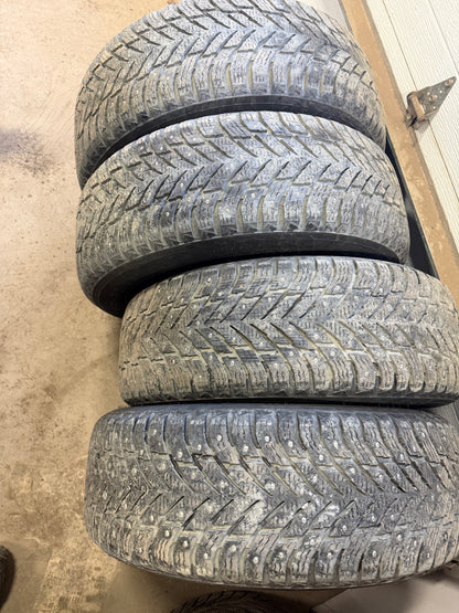 4 pneus d hiver 245/65r17 nokian a clou en tres bon état