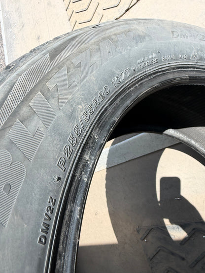 2 pneus d hiver 255/55r20 Bridgestone en bon etat