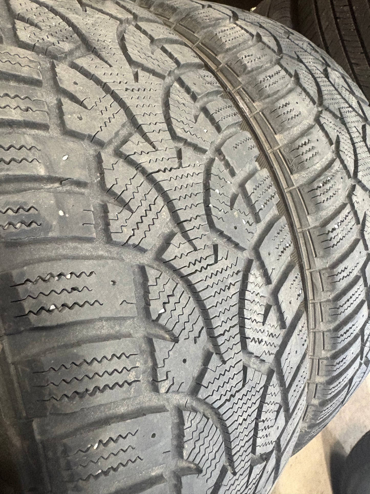 4 pneus d hiver 205/55r16 general en bon etat