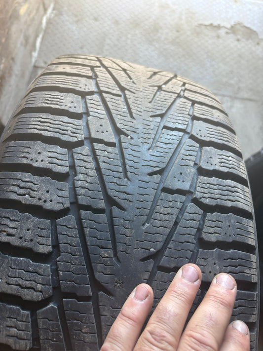 1 pneu d hiver 275/60r20 nokian en bon état
