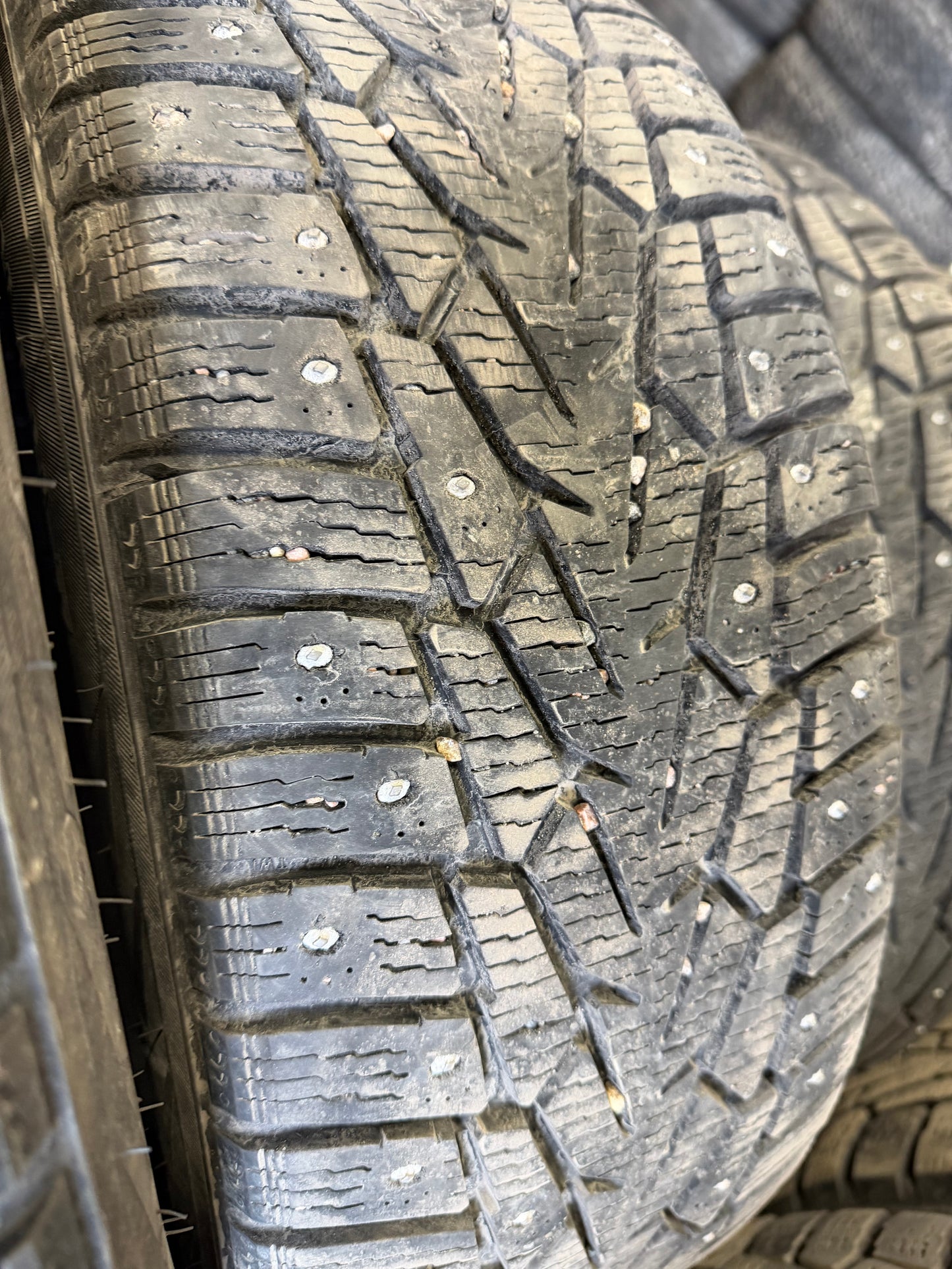 4 pneus d hiver 205/65r16 nokian a clous en tres bon etat