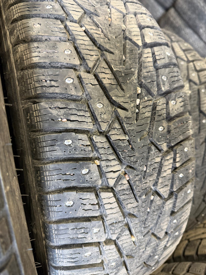 4 pneus d hiver 205/65r16 nokian a clous en tres bon etat