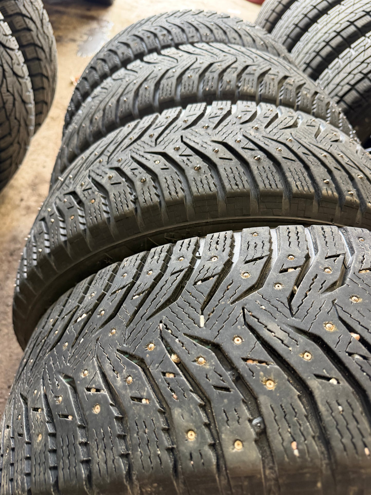 4 pneus d hiver 205/55r16 kumho a clou en tres bon état