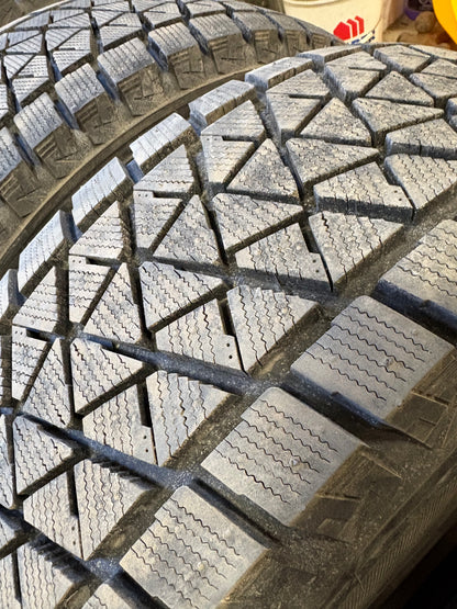 4 pneus d hiver 225/65r17 Bridgestone a l état neuf