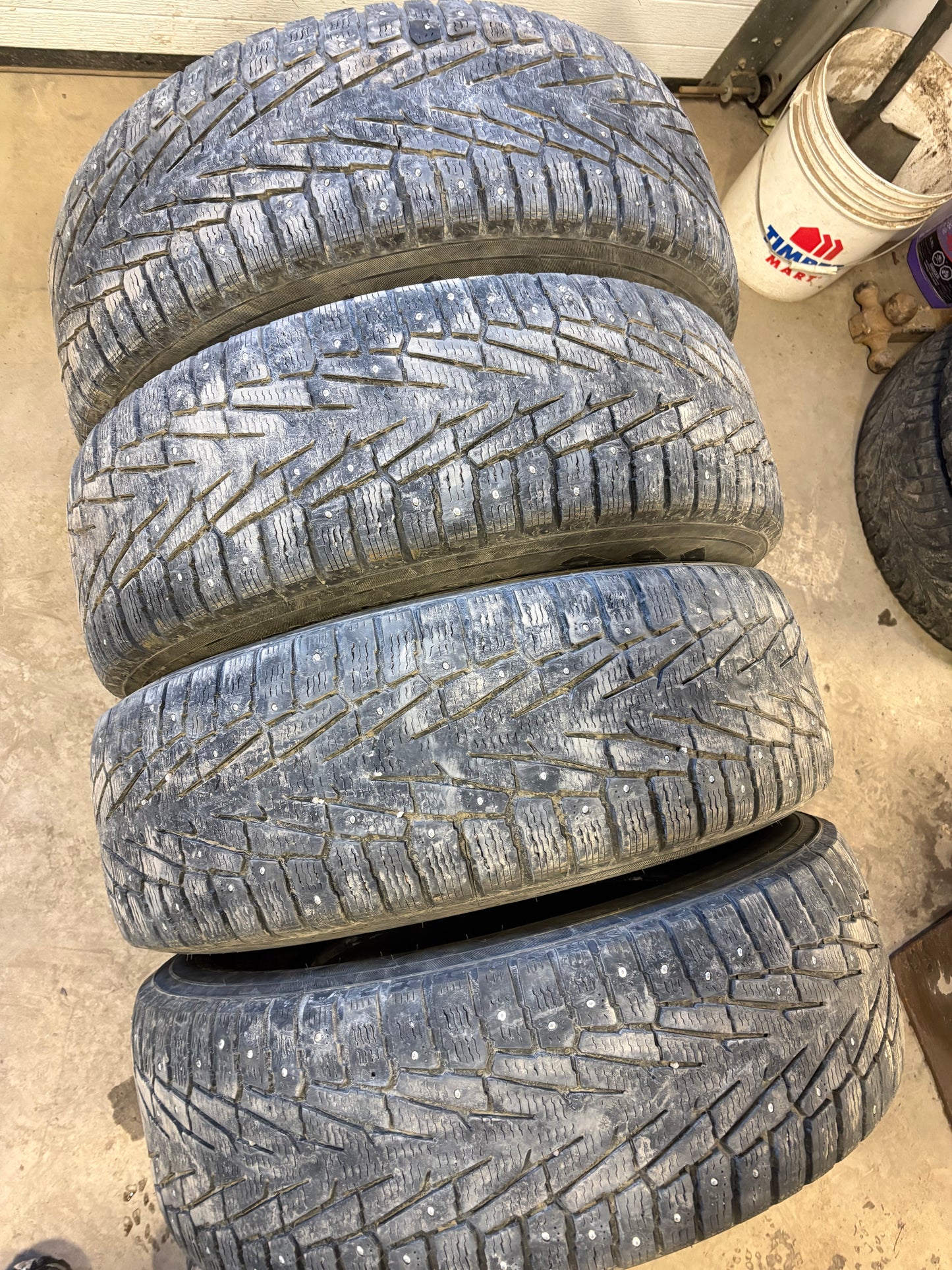 4 pneus d hiver 265/70r17 nokian a clous en bon etat