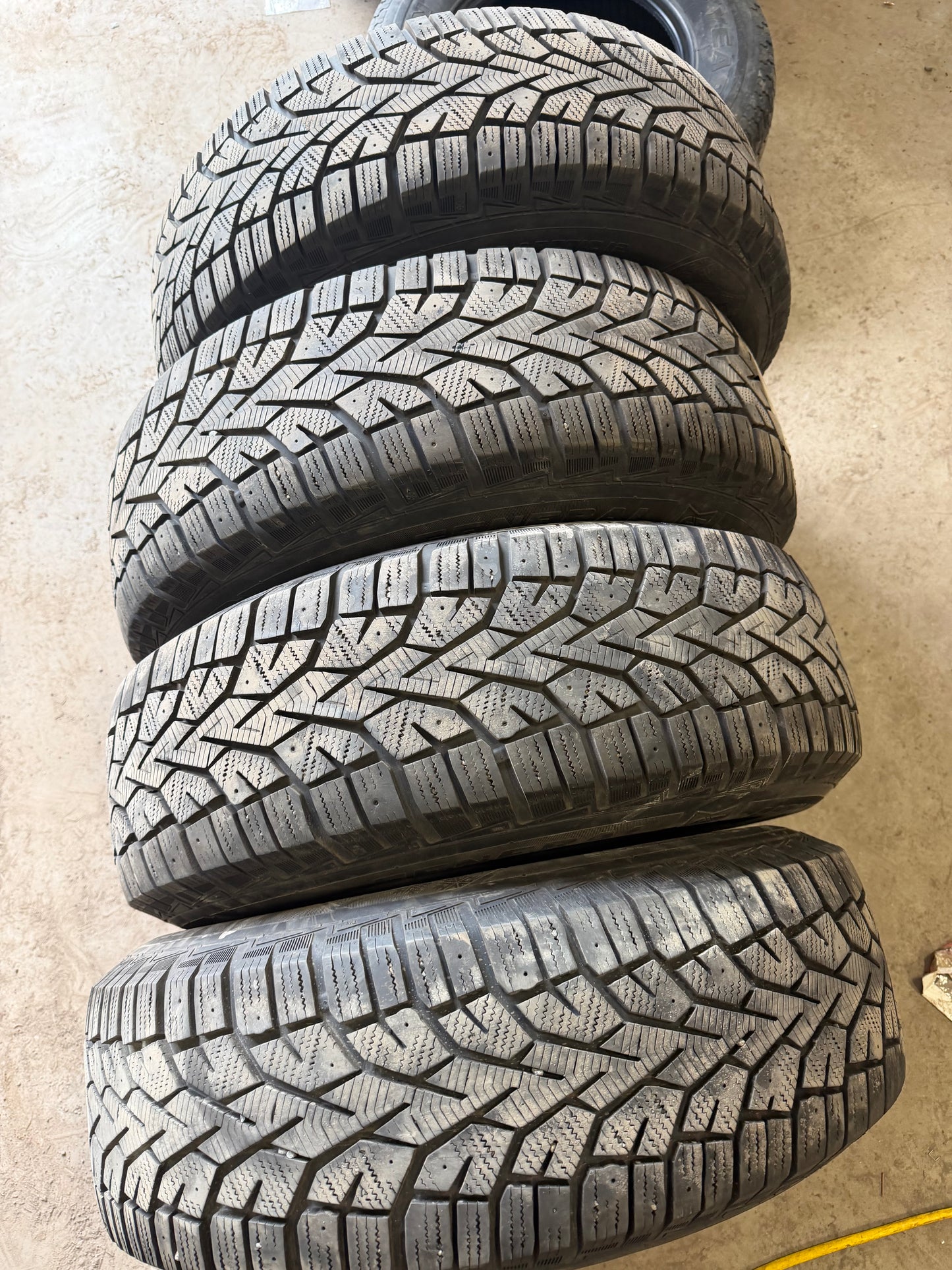4 pneus d hiver 215/70r16 general en tres bon état