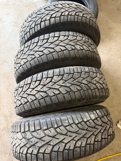 4 pneus d hiver 215/70r16 general en tres bon état