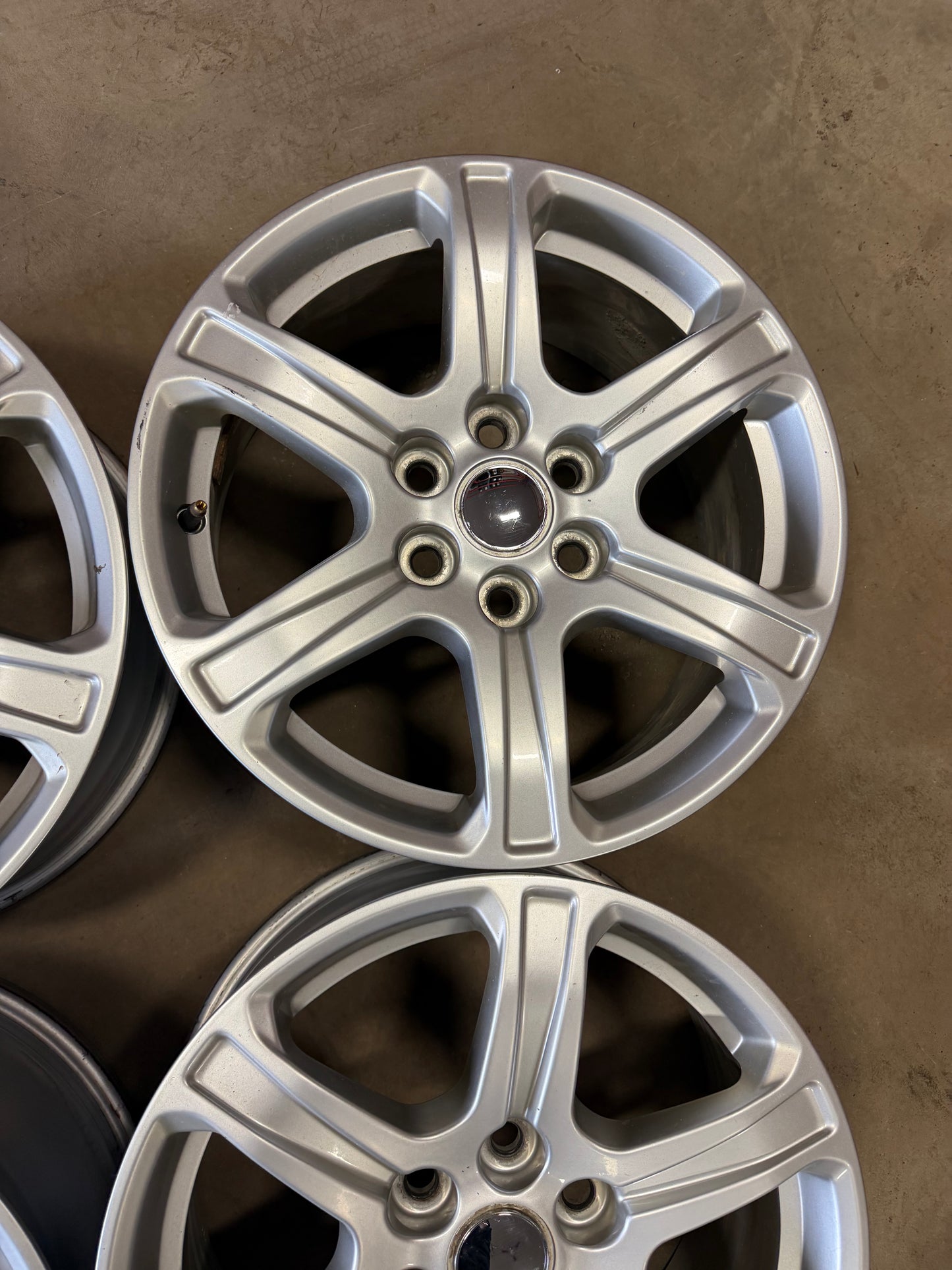 4 mags 17 pouces gmc d origine 6x120 ( gmc acadia) avec tpms