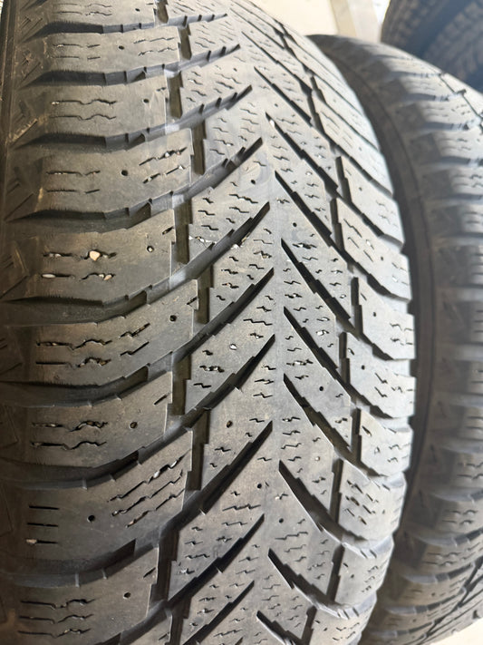 4 pneus d hiver 225/60r18 nokian en bon etat