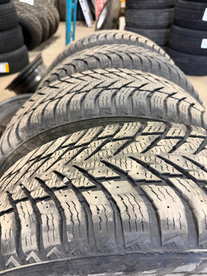 4 pneus d hiver 225/65r17 nokian en tres bon état