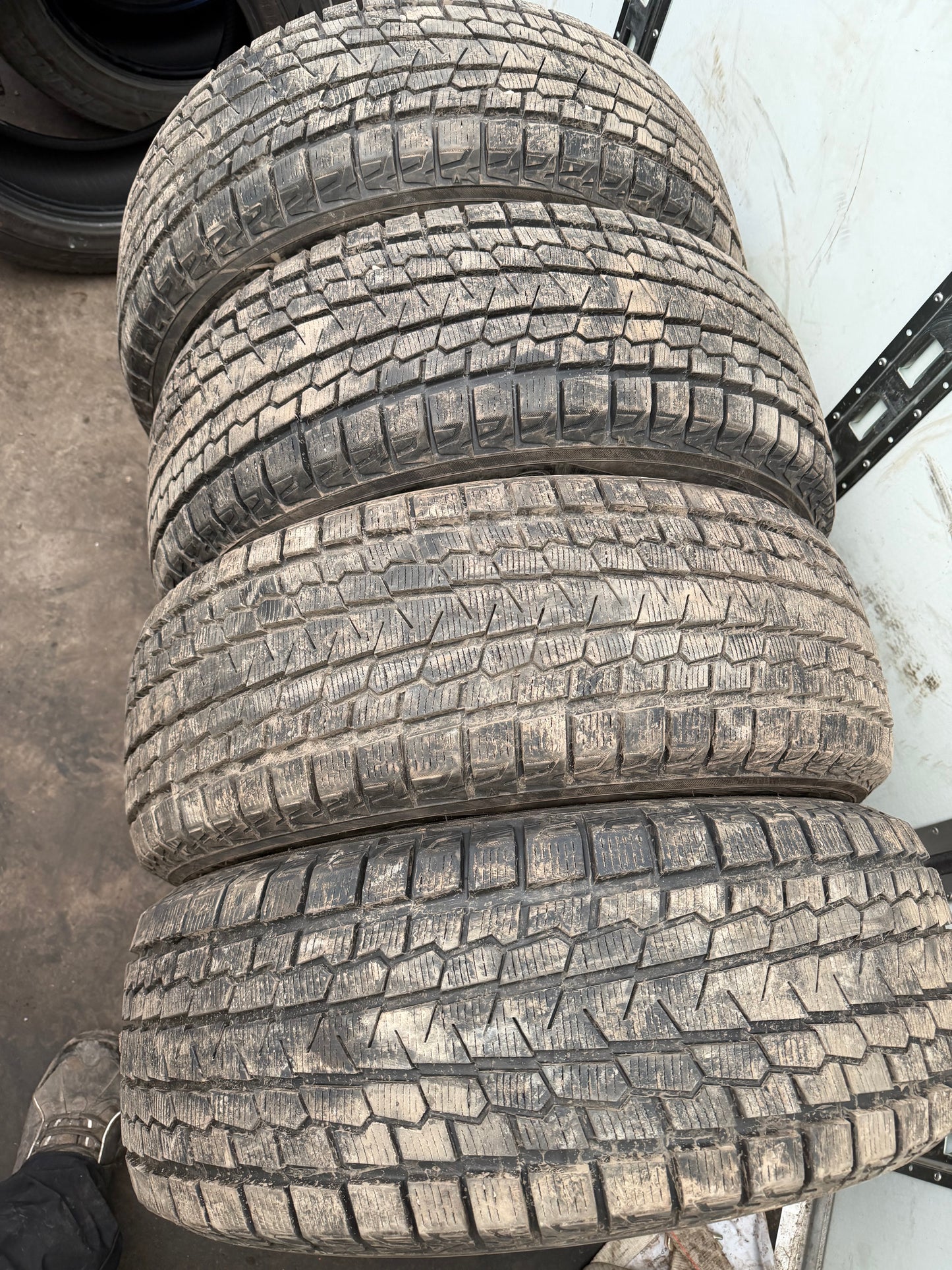4 pneus d hiver 255/60r18 Yokohama a l état neuf