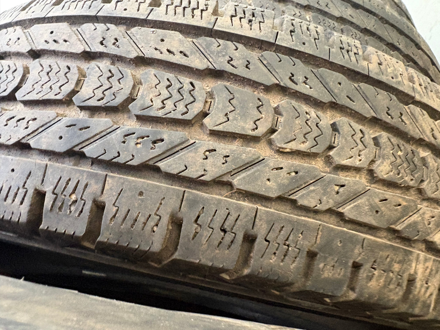 4 pneus d hiver lt 225/75r17 firestone 10 plies en bon état