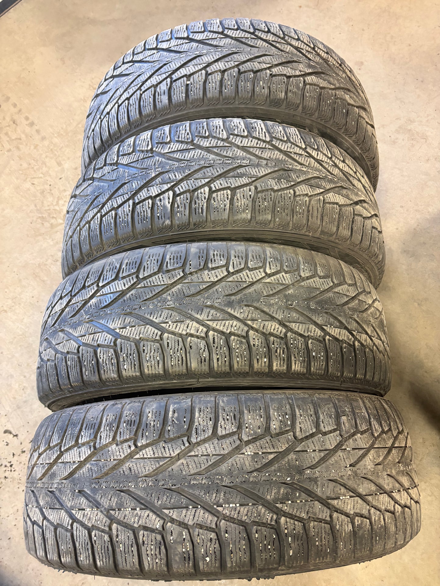 4 pneus d hiver 235/55r19 nokian en bon état
