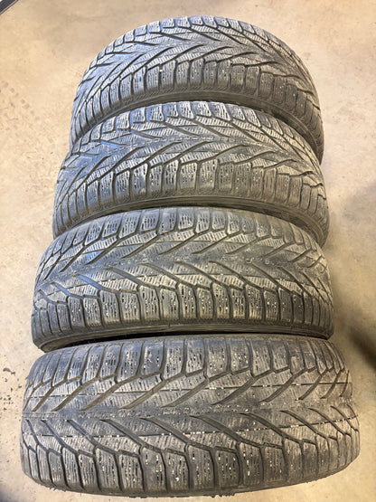 4 pneus d hiver 235/55r19 nokian en bon état