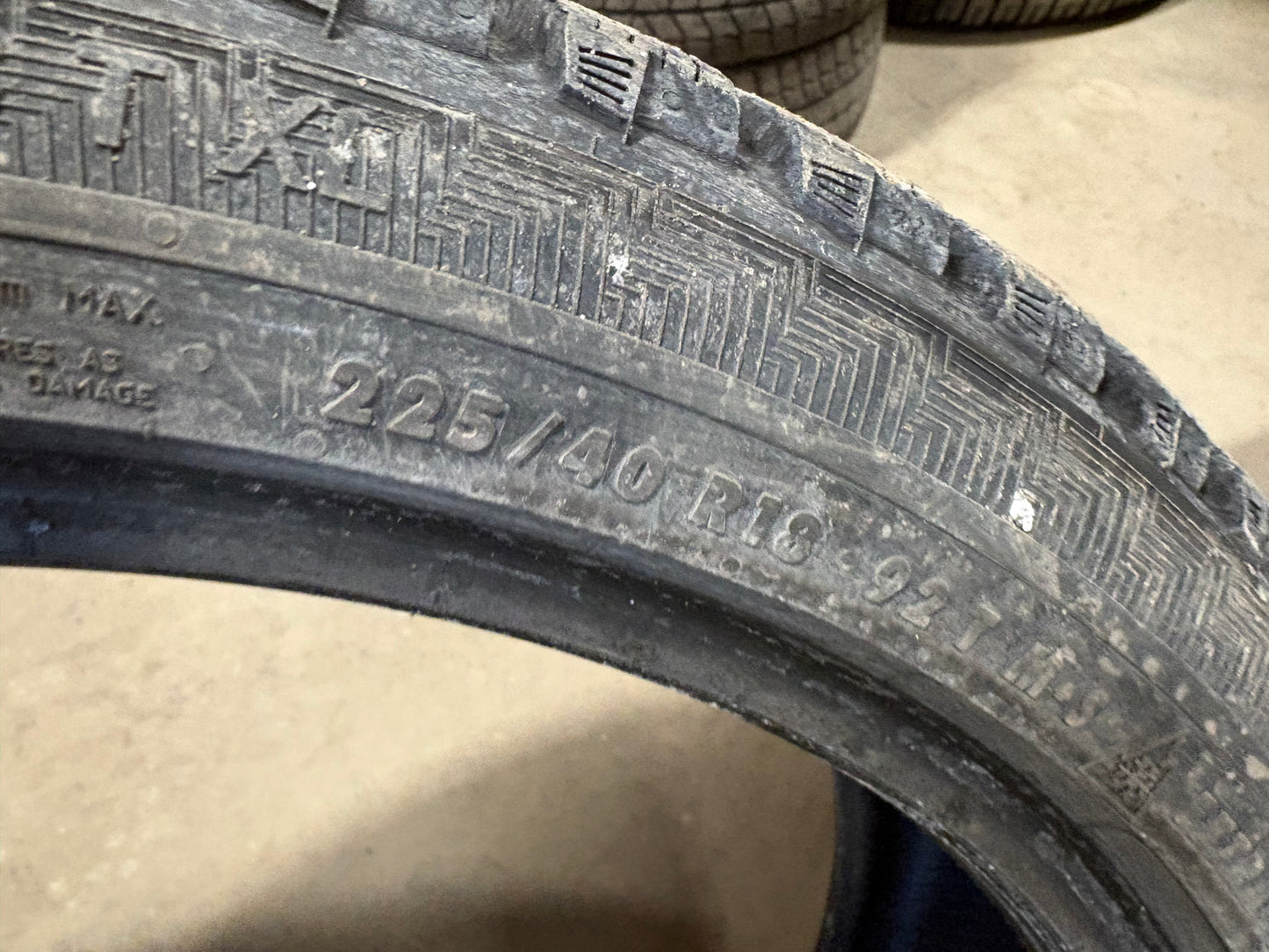 2 pneus d hiver 225/40r18 gislaved a l etat neuf