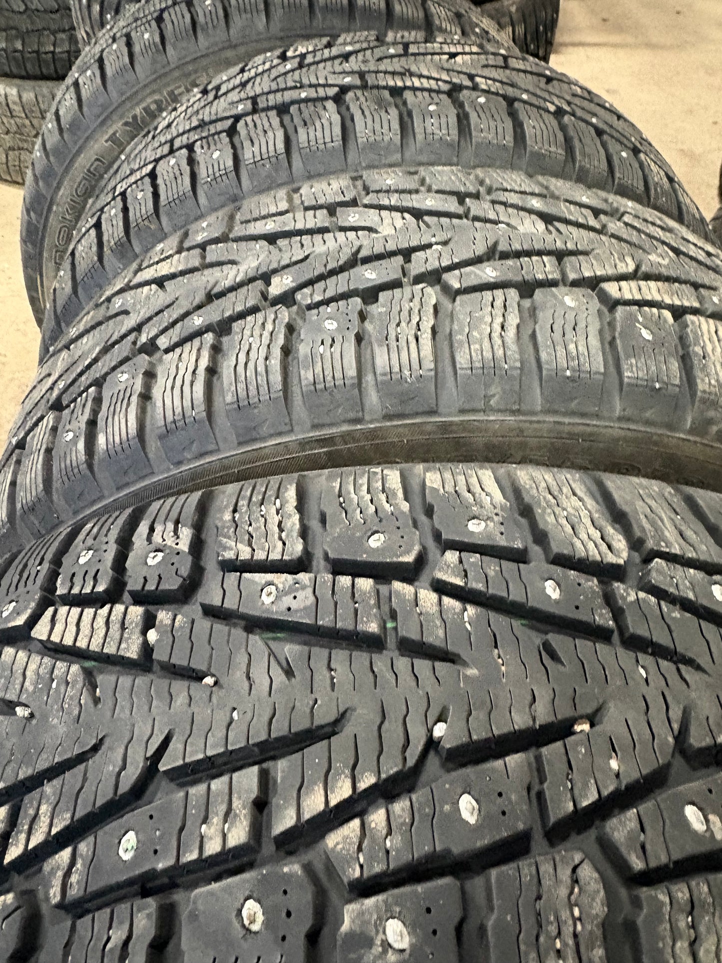 4 pneus d hiver 215/55r18 nokian a clou a l état neuf