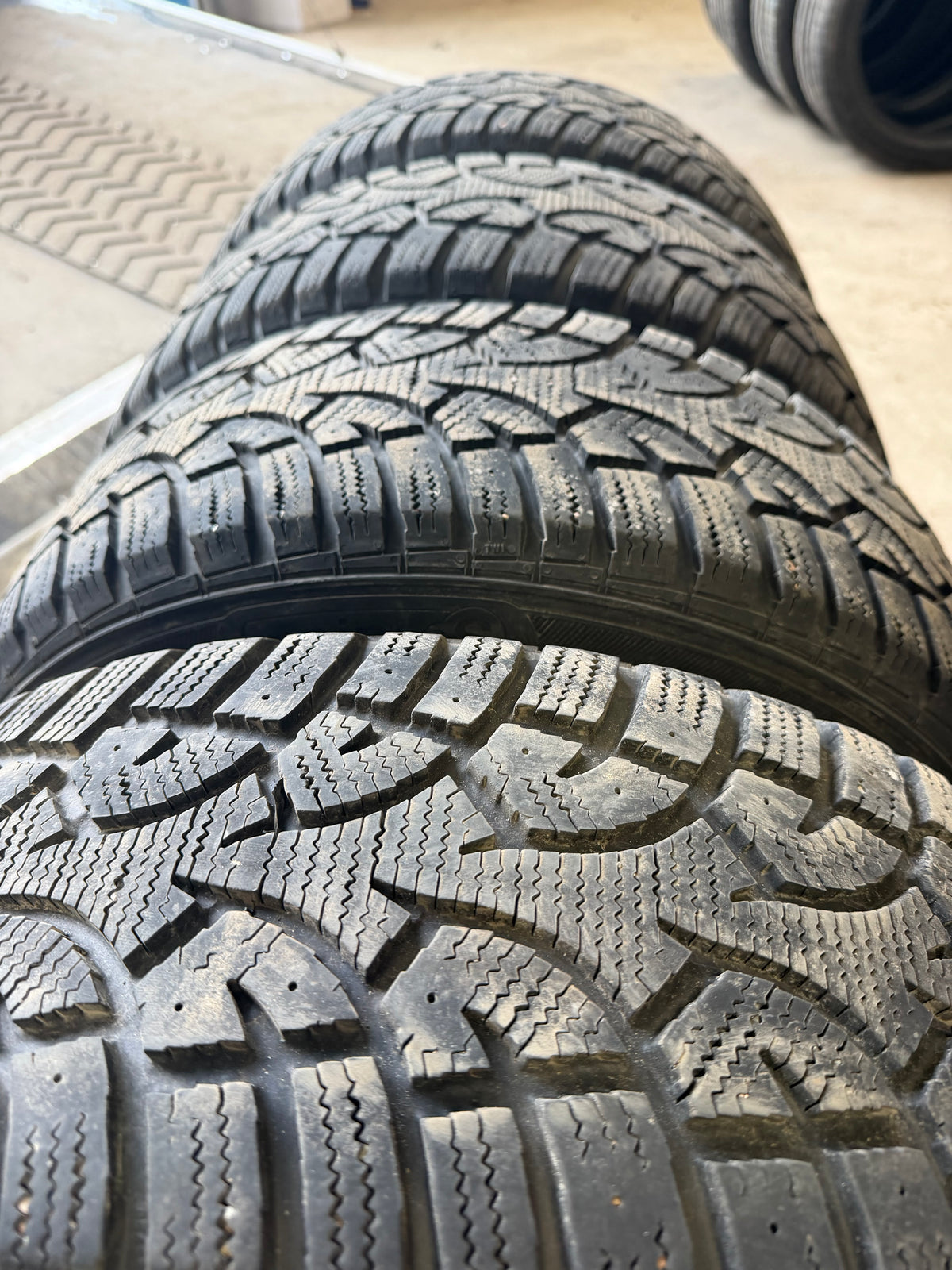 4 pneus d hiver 205/55r16 points s en tres bon état