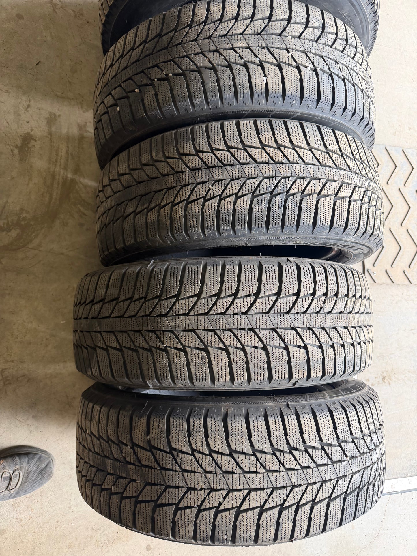 4 pneus d hiver 215/55r17 triangle en tres bon état