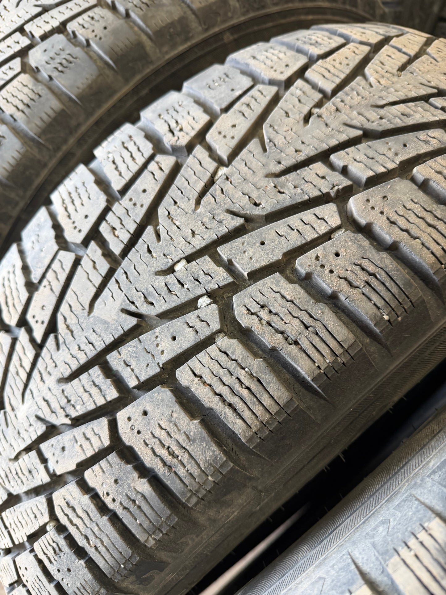 4 pneus d hiver 225/60r17 nokian en bon etat
