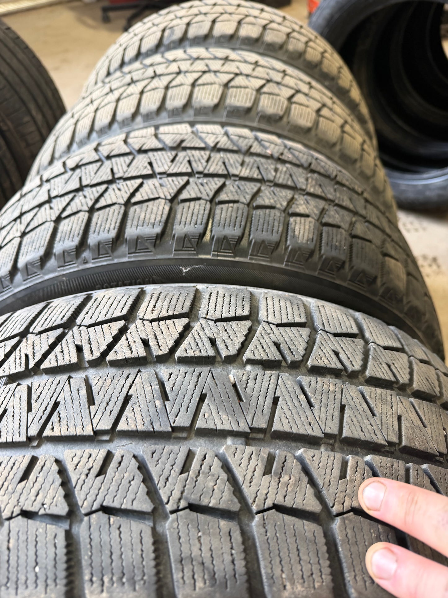 4 pneus d hiver 215/50r17 Bridgestone en bon etat