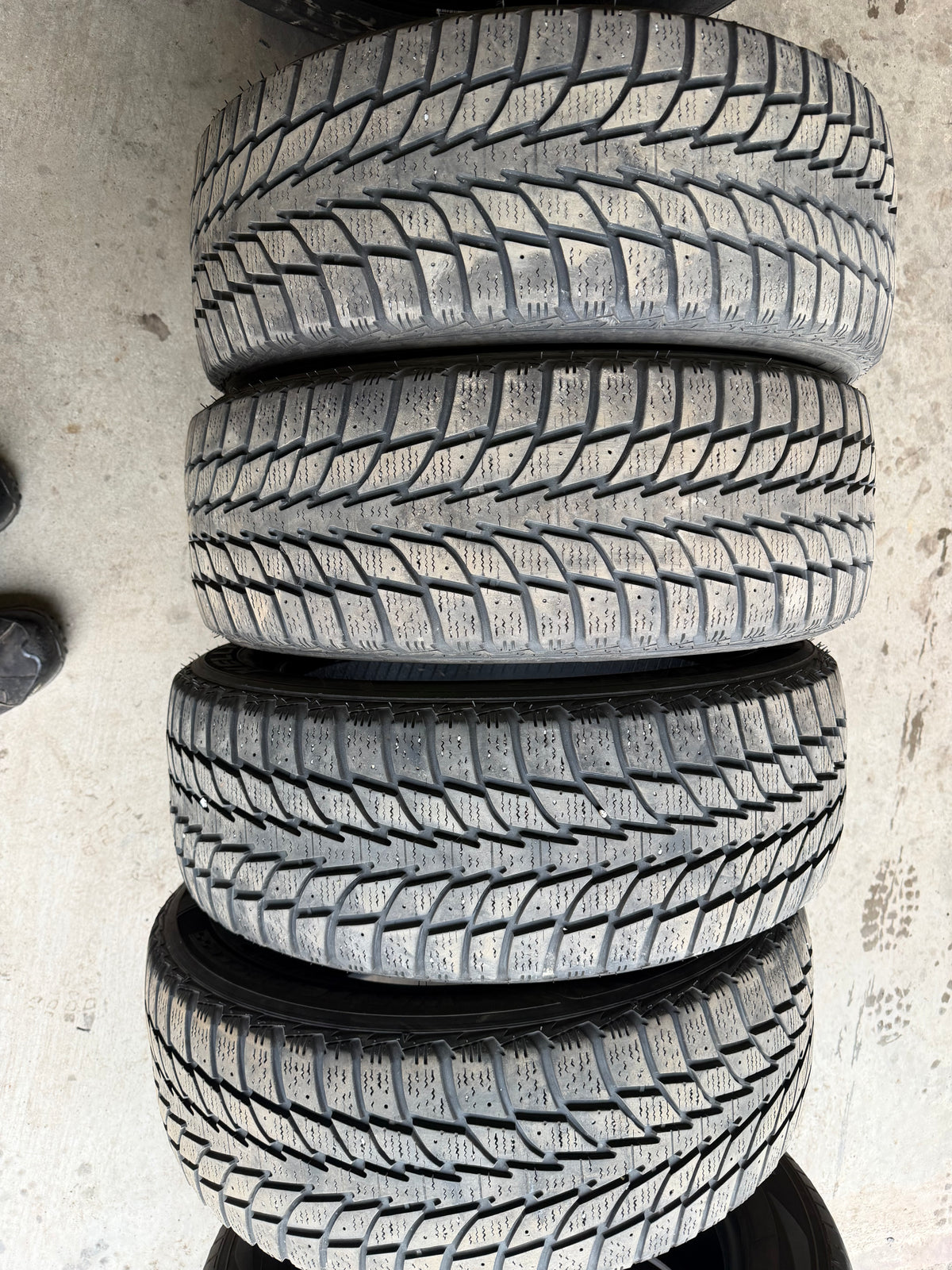 4 pneus d hiver 215/55r17 good year