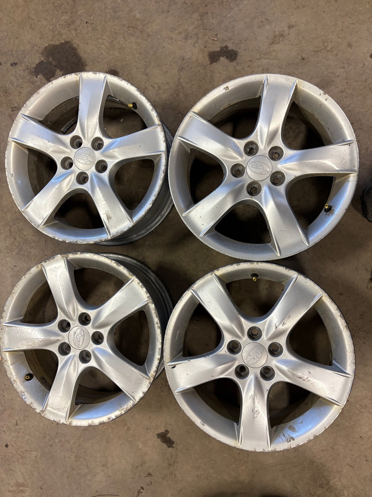 4 mags 16 pouces subaru  5x100