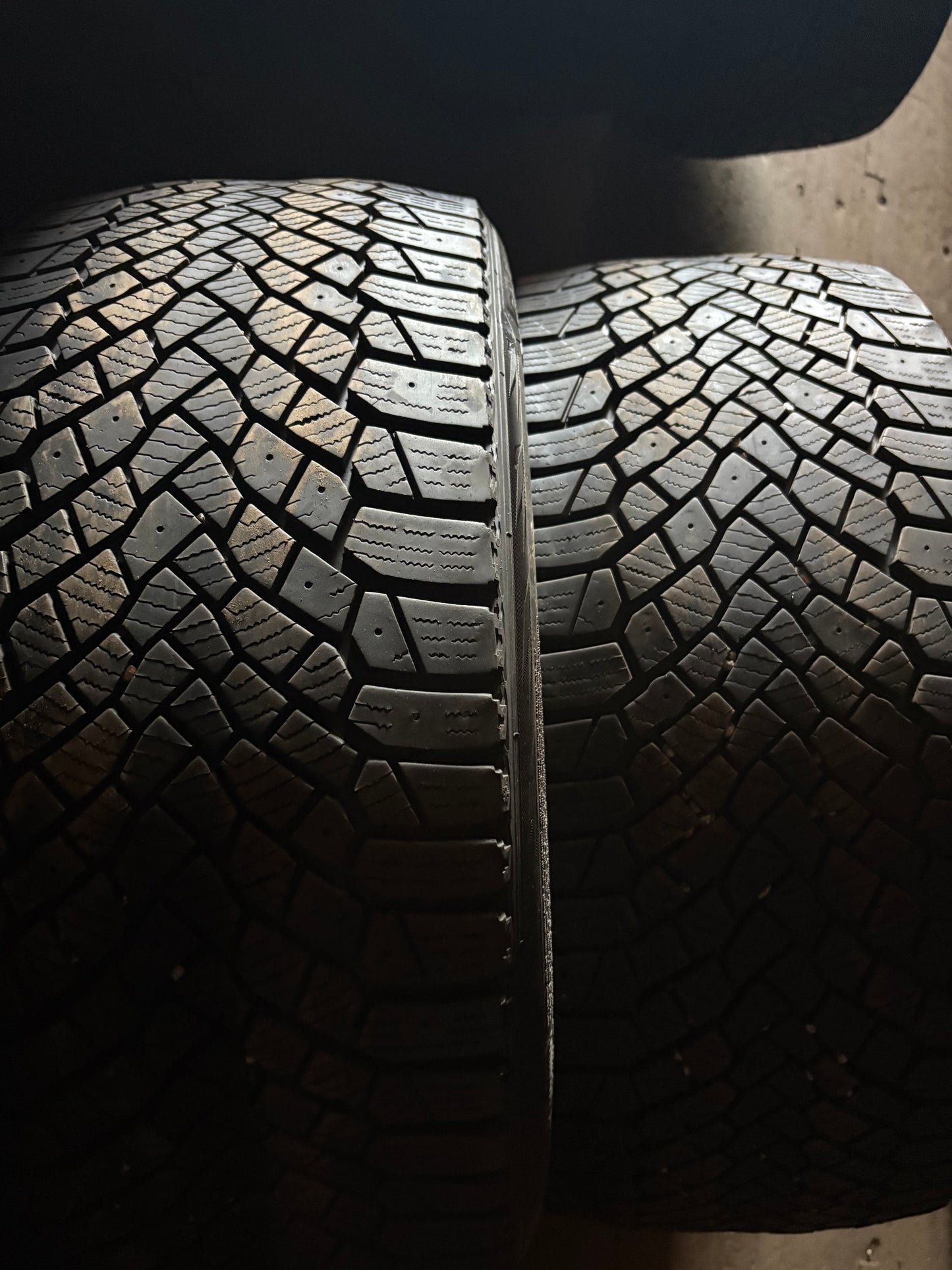 2 pneus d hiver 235/35r19 continental en tres bon état