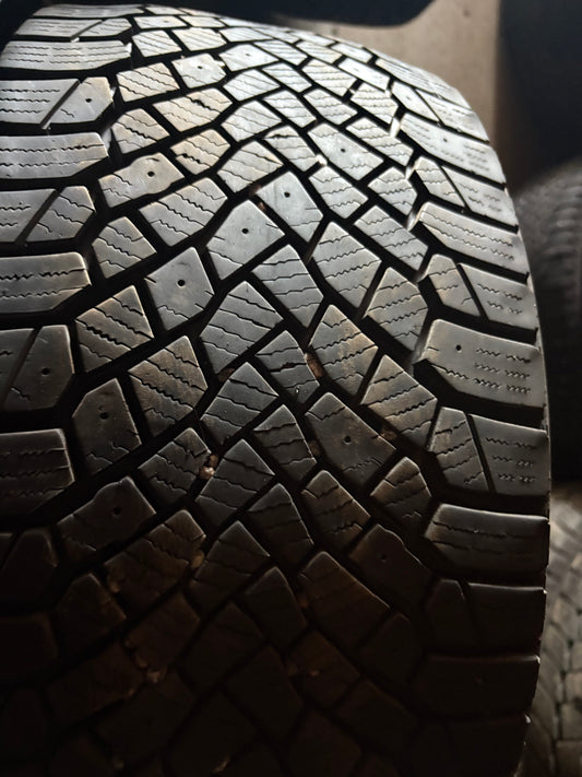 2 pneus d hiver 235/35r19 continental en tres bon état