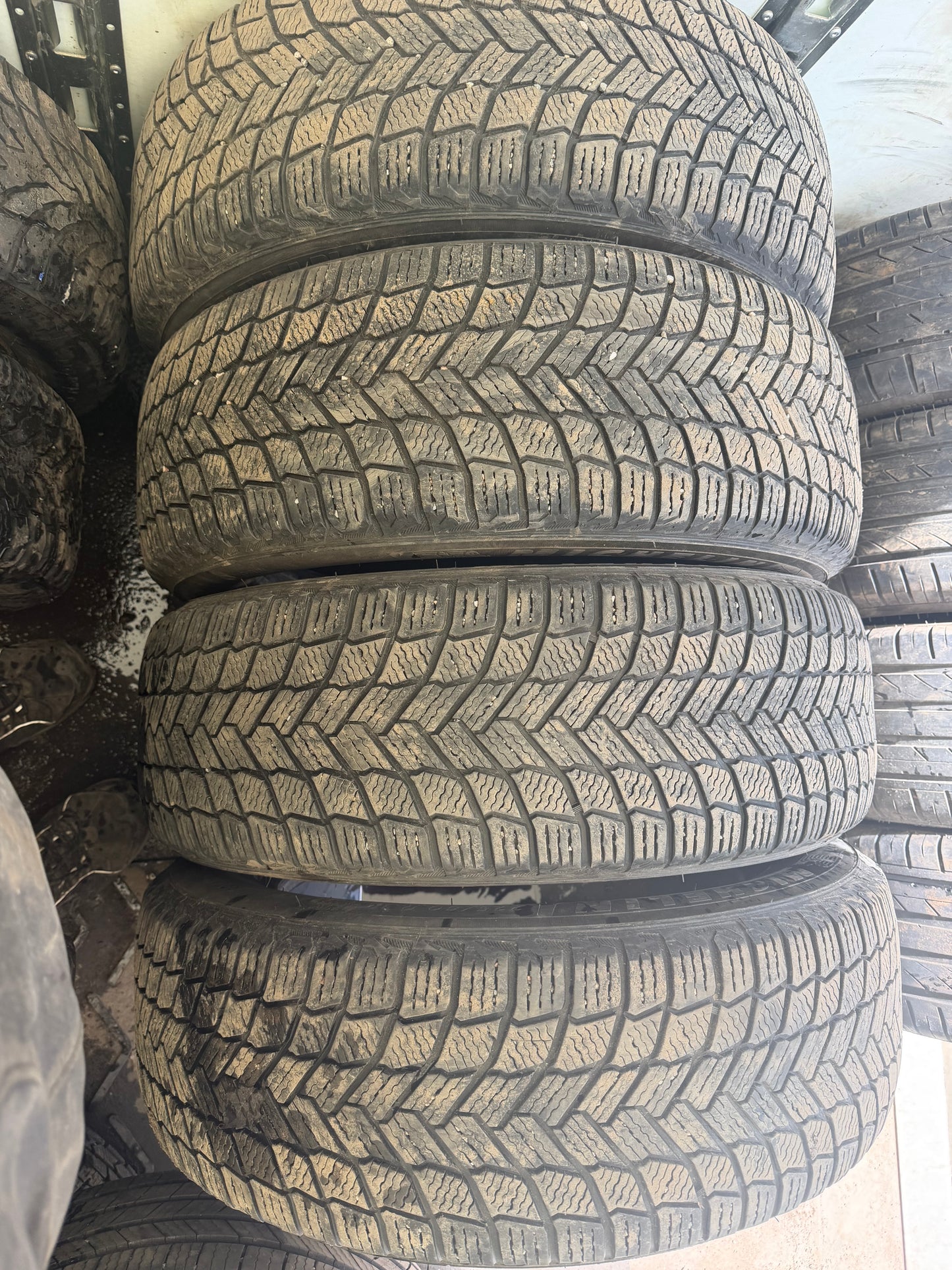 4 pneus d hiver 225/60r18 Michelin en bon état
