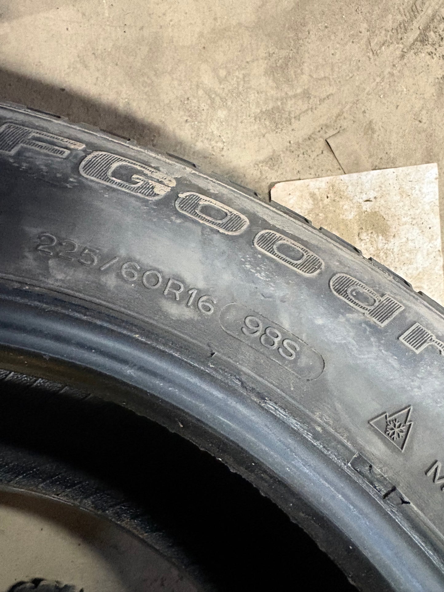 4 pneus d hiver 225/60r16 bf goodrich