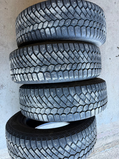 4 pneus d hiver 205/65r15 gislaved a clous en bon état