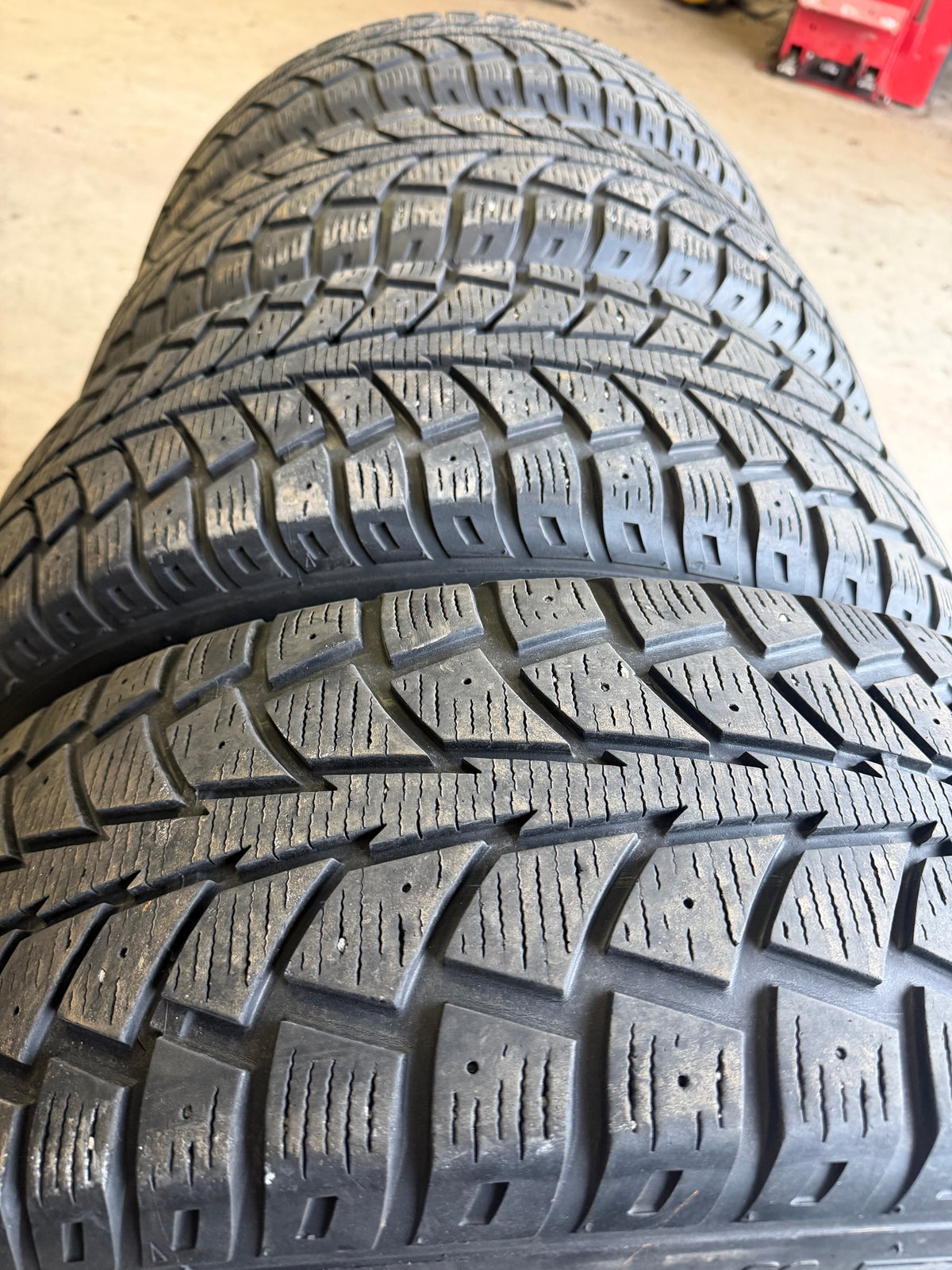 4 pneus d hiver 215/65r16 uniroyal en bon état