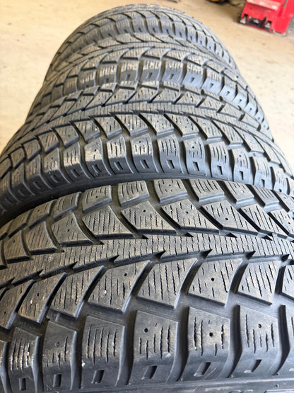 4 pneus d hiver 215/65r16 uniroyal en bon état