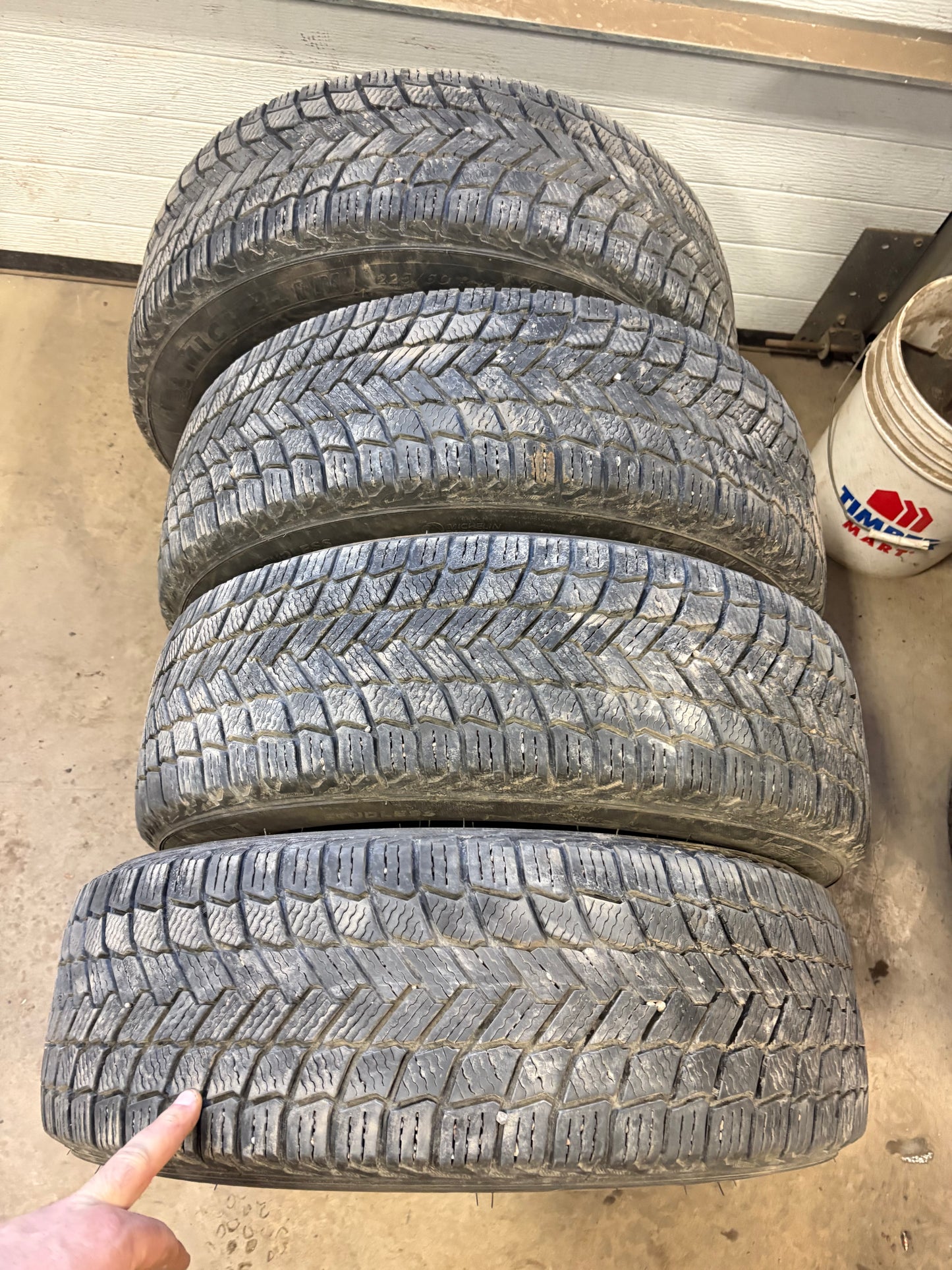 4 pneus d hiver 225/60r17 Michelin en tres bon état