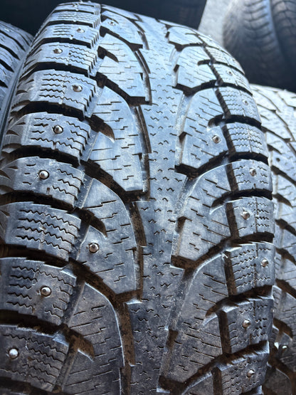 2 pneus d hiver 235/60r18 hankook a clou en tres bon état