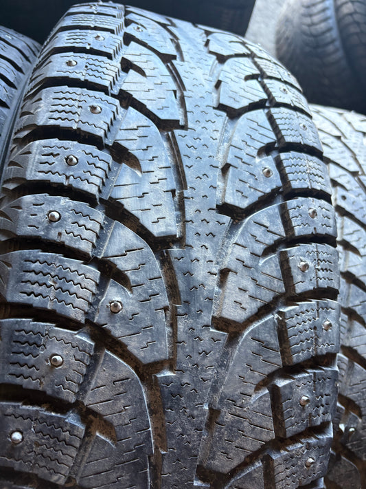 2 pneus d hiver 235/60r18 hankook a clou en tres bon état