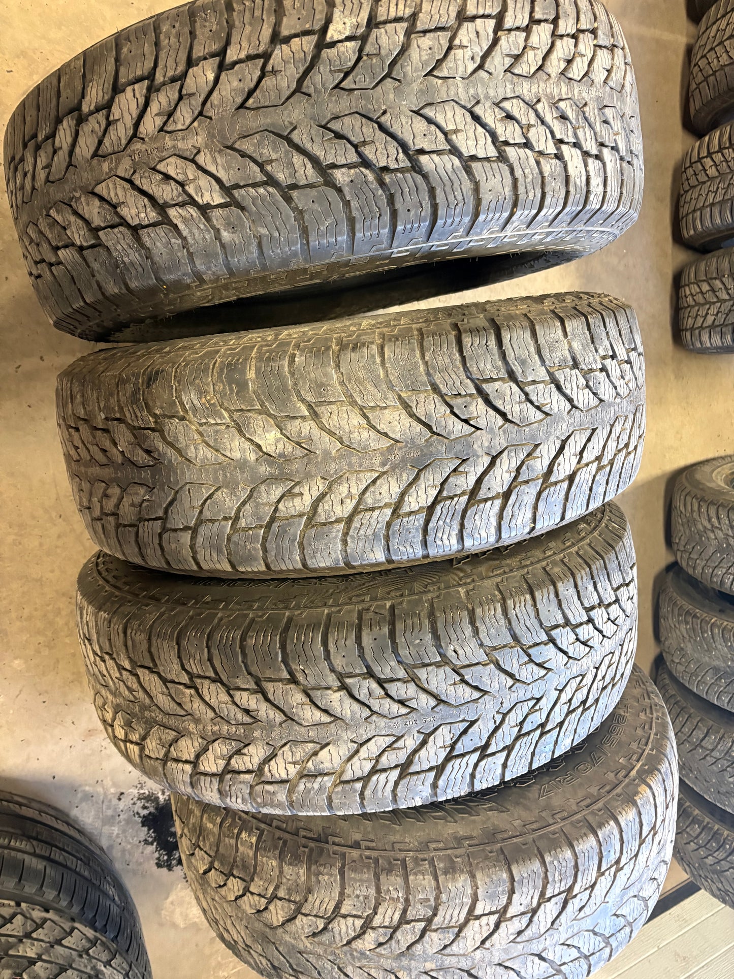 4 pneus d hiver lt 265/70r17 nokian 10 plies en tres bon état