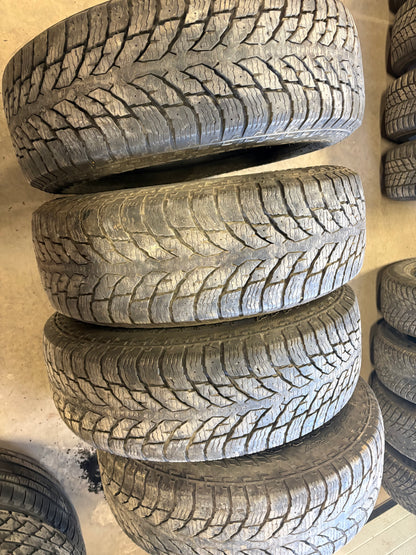 4 pneus d hiver lt 265/70r17 nokian 10 plies en tres bon état