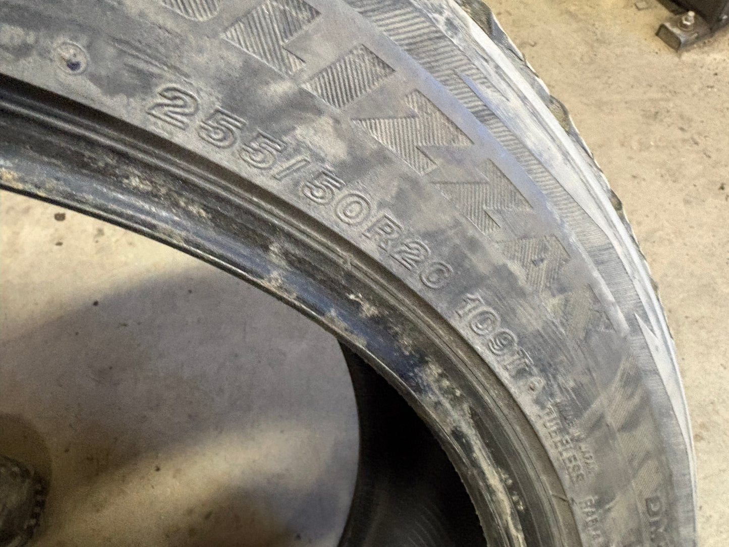 4 pneus d hiver 255/50r20 Bridgestone en bon etat