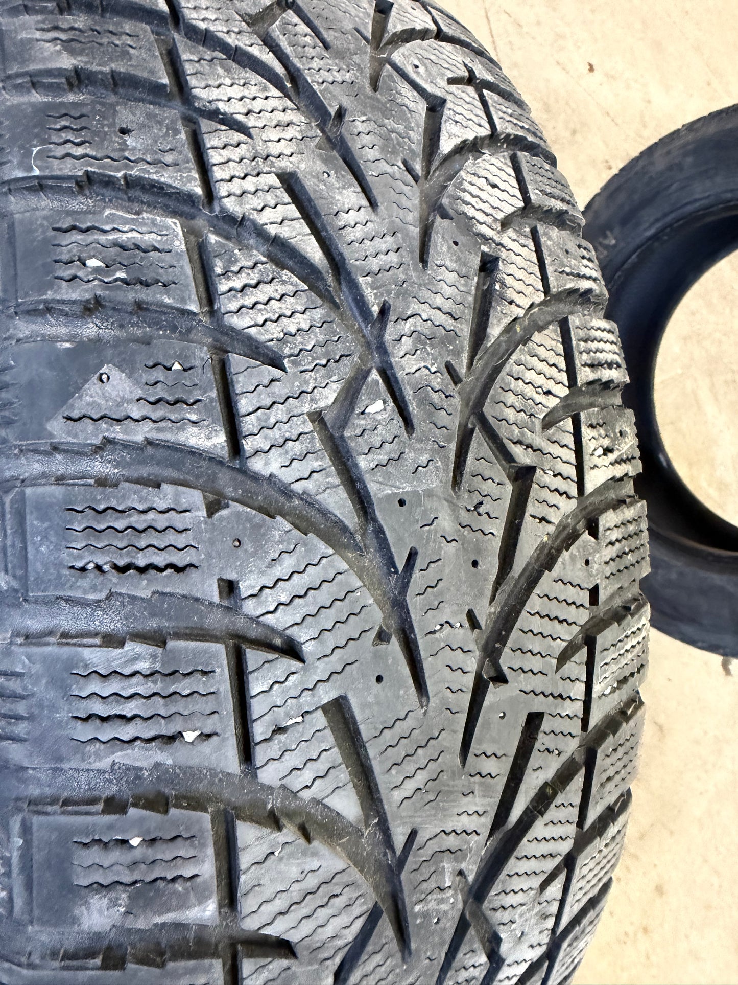 4 pneus d hiver 225/65r17 toyo en tres bon état