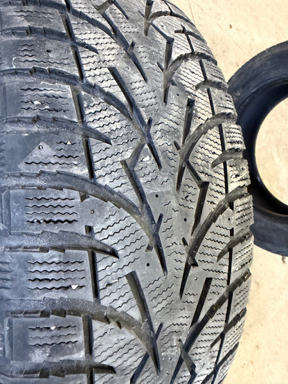 4 pneus d hiver 225/65r17 toyo en tres bon état