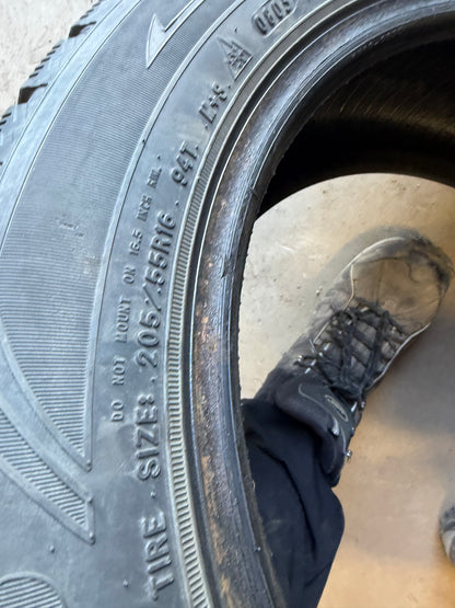 2 pneus d hiver 205/55r16 good year en tres bon état
