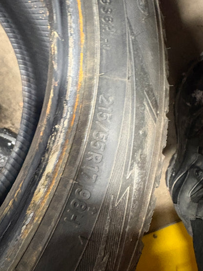 4 pneus d hiver 215/55r17 toyo en tres bon état