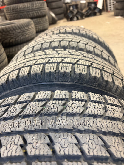 4 pneus d hiver 215/65r17 toyo en tres bon état