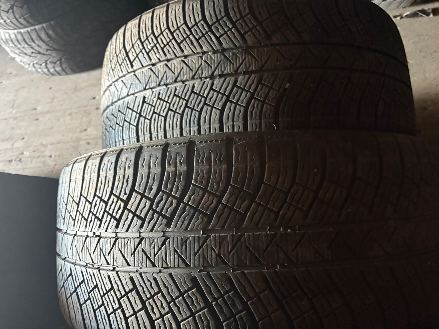 2 pneus d hiver 245/35r20 Michelin en bon état