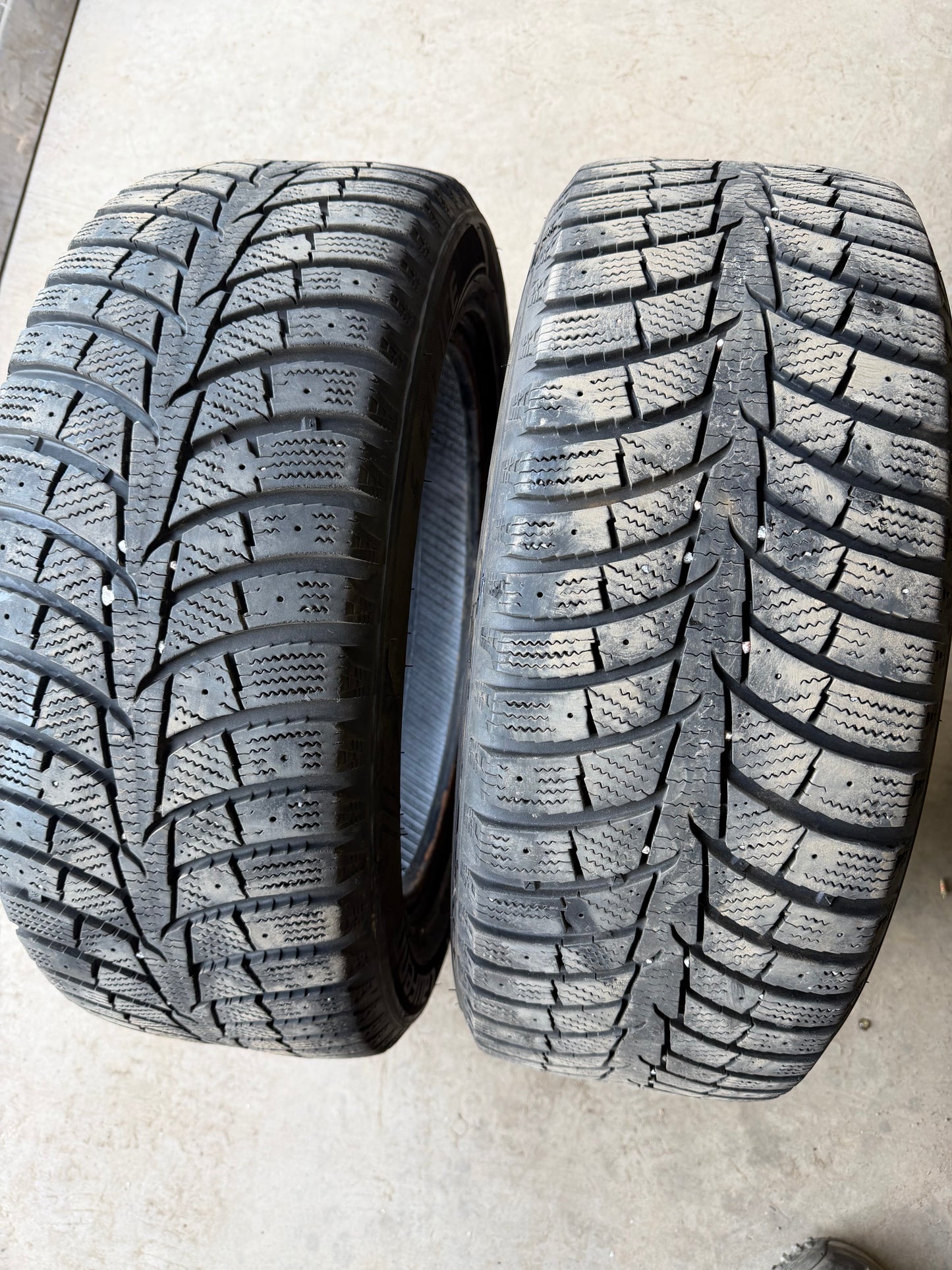 2 pneus d hiver 205/55r16 laufenn en tres bon état