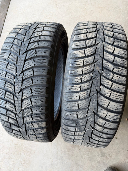 2 pneus d hiver 205/55r16 laufenn en tres bon état
