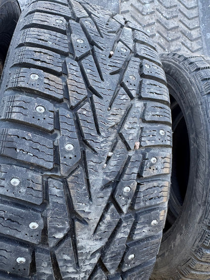 2 pneus d hiver 195/65r15 nokian a clous en bon etat