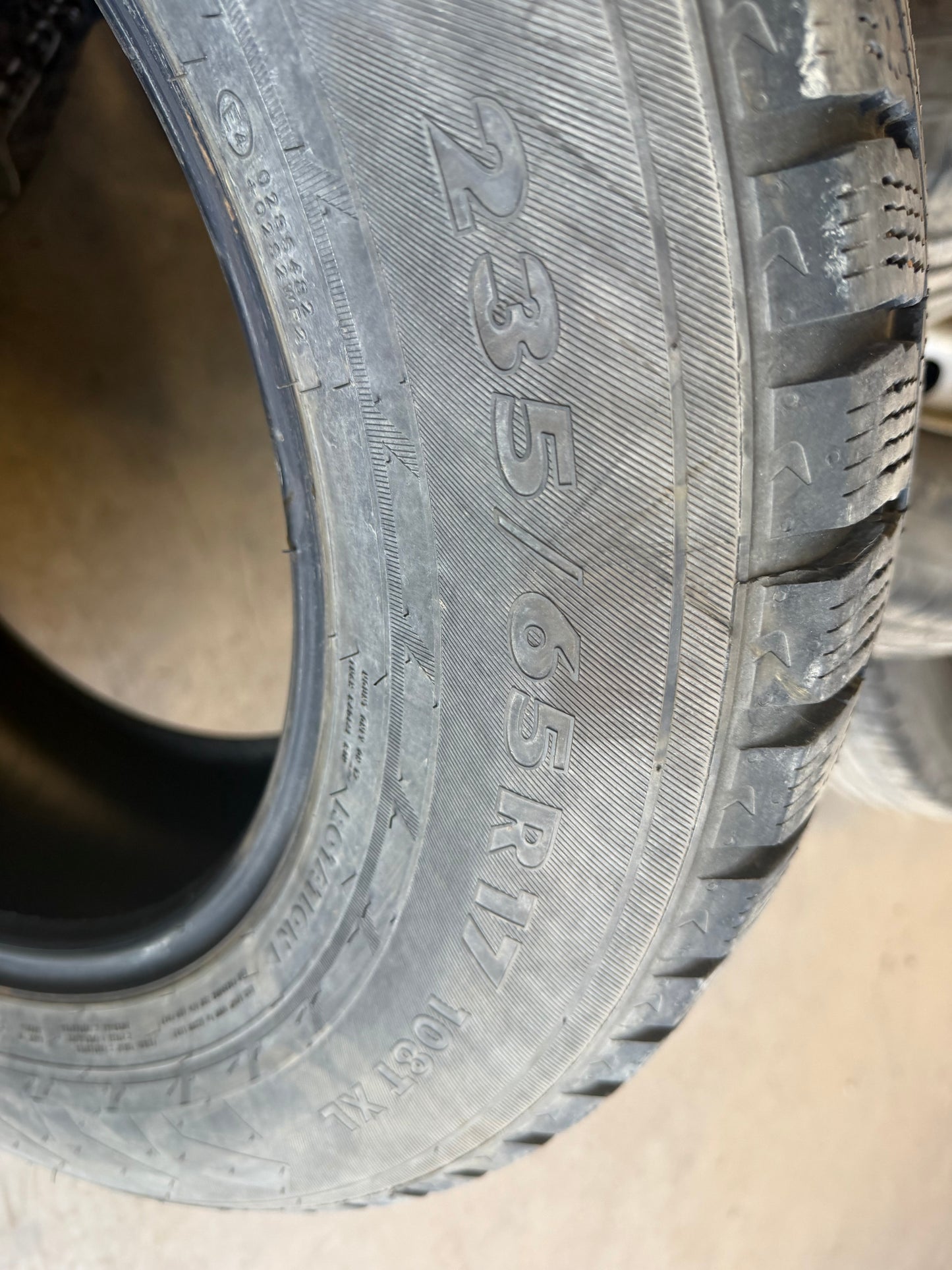 4 pneus d hiver 235/65r17 nokian en tres bon etat